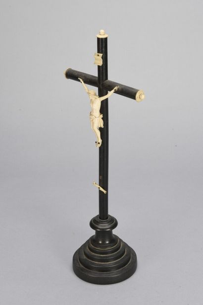 null Petit Christ en ivoire finement sculpté et ciselé

Croix de section circulaire...