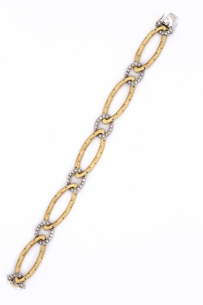 null Bracelet in 18K yellow gold, oblong links in matt gold alternated with diamond-paved...