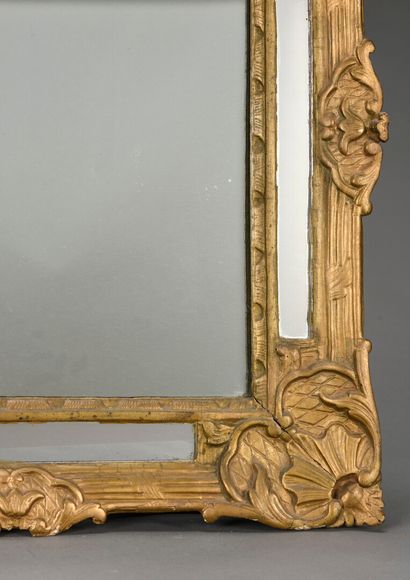 null Miroir à fronton et parecloses en bois doré et sculpté

18ème siècle.

85 x...