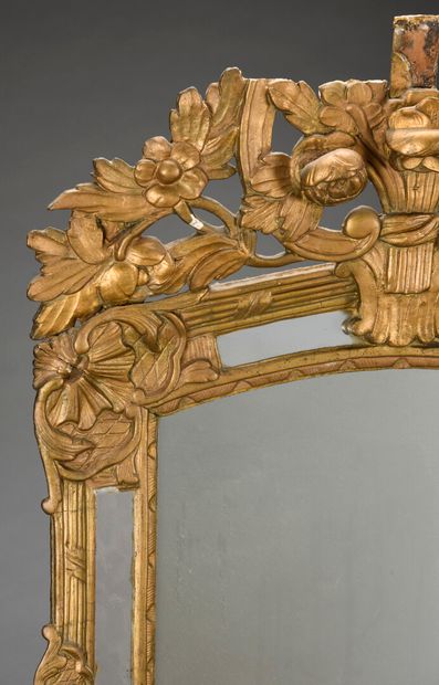 null Miroir à fronton et parecloses en bois doré et sculpté

18ème siècle.

85 x...