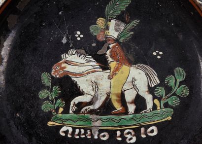 null Assiette de mariage en terre cuite vernissée à décor d'un cavalier

Datée 1810

Alsace.

D...