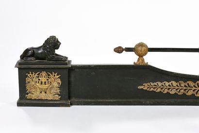 null Barre de foyer en bronze laqué à décor de lion

Vers 1820.

H : 26 cm

L : 150...