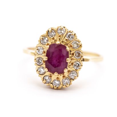 null Yellow gold (750) 18K corbeille oval ring set with an oval ruby surrounded by...