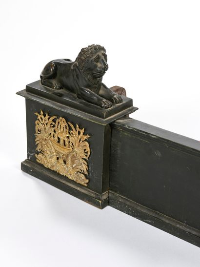null Barre de foyer en bronze laqué à décor de lion

Vers 1820.

H : 26 cm

L : 150...