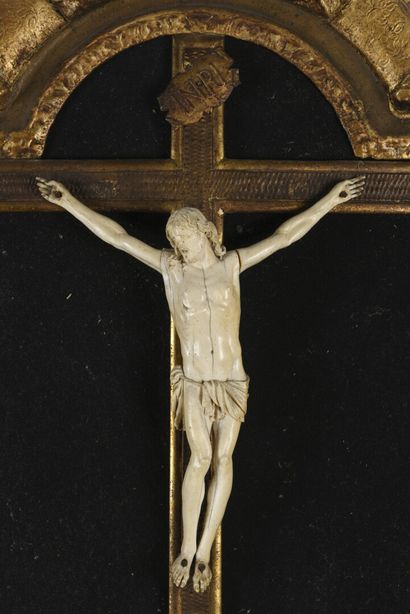 null Important Christ en ivoire sculpté très finement ciselé, cadre en bois doré...