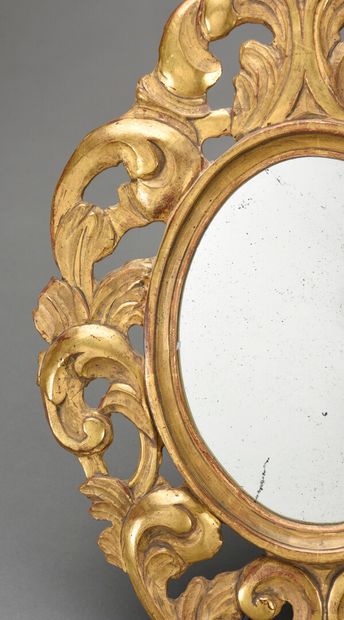 null Miroir ovale en bois doré à décor sculpté et ajouré

19ème siècle

60 x 46 ...