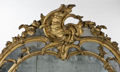 null Grand miroir de cheminée, à fronton et pareclosess en bois doré et sculpté d'une...