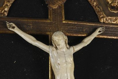 null Important Christ en ivoire sculpté très finement ciselé, cadre en bois doré...