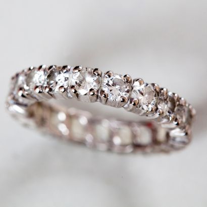 null American wedding ring in white gold entirely set with diamonds. 

Total weight...