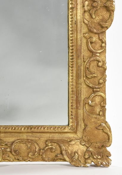 null Miroir à fronton en bois sculpté et doré 

Epoque Louis XV

121 x 72 cm