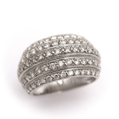 null Bague en or gris (750) 18K à cinq rangs de diamants disposés en espaliers. 

Poids...