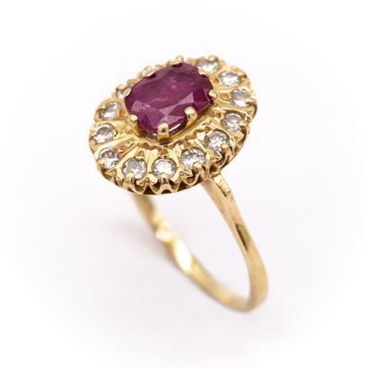 null Yellow gold (750) 18K corbeille oval ring set with an oval ruby surrounded by...