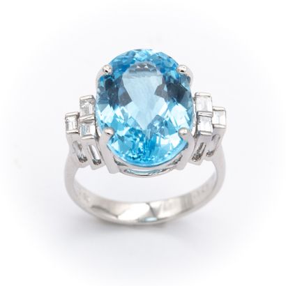 null Bague style art déco en or blanc (750) 18K sertie d'une topaze bleue taille...