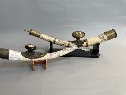 null Deux pipes à opium en os et métal ajouré 

L plus grande : 40 cm