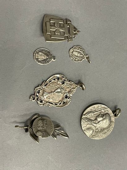 null Quatre médailles en argent et une broche :jeanne d'Arc, Vierge, Saint Sacrement...