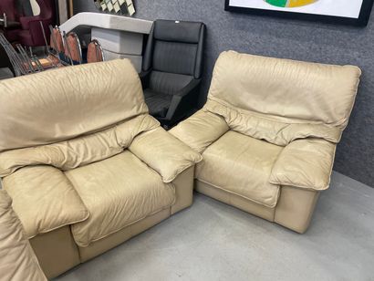 null Paire de fauteuils en simili cuir beige