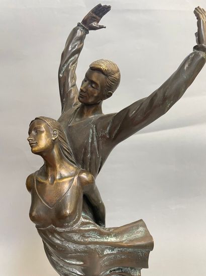 null André PAOR

Couple de danseurs

Epreuve en bronze, socle en bois patiné

Signé...