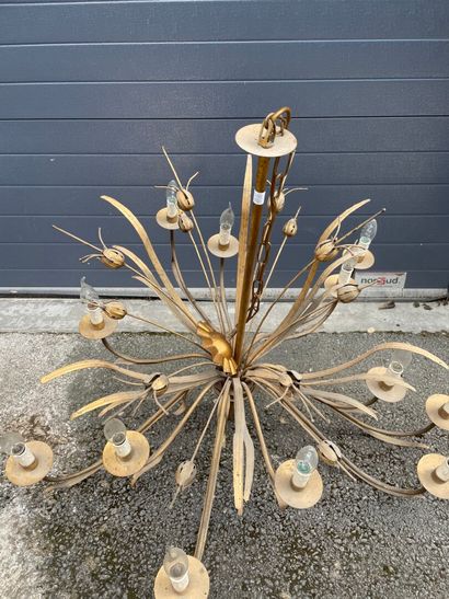 null Suspension à 12 feux à décor de roseaux en laiton doré

H : 78 cm