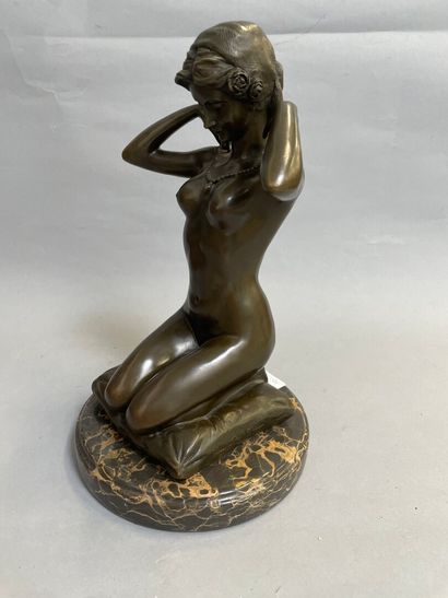null Paul PONSARD

Femme agenouillée au collier 

Epreuve en bronze 

H : 33 cm