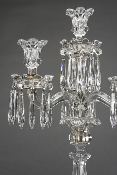 null BACCARAT Un candélabre en cristal moulé et taillé à tois feux et pendeloques

H...