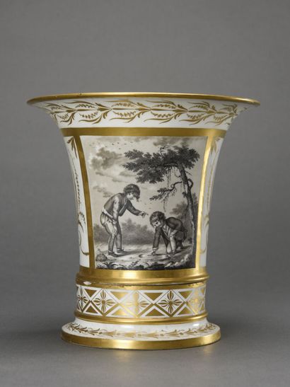 PARIS, Vase cornet en porcelaine filets dorés...