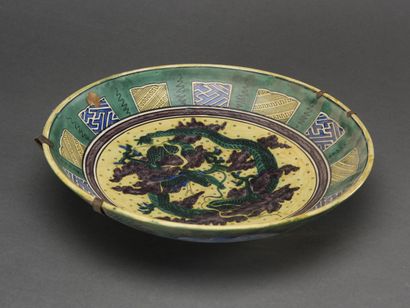 null Plat en porcelaine de KUTANI

Japon 19ème siècle

D : 36 cm