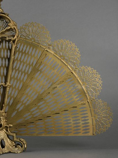 null Brass fan-shaped fire screen

Napoleon III period

H : 60 L :: 86 cm