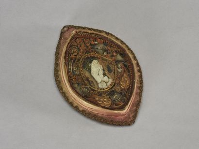 null Silk reliquary box, including the relics of Saint Benoit

Cardboard and silk...