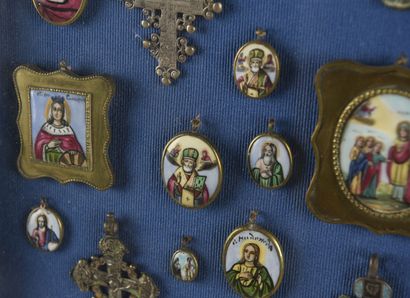 null Médailles religieuses orthodoxes en bronze et bronze émaillé

Vers 1900

Encadrées

48...