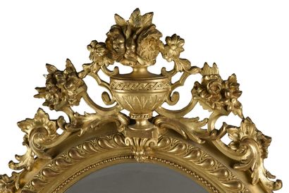 null Miroir ovale en bois et stuc doré orné d'un vase à l'amortissement

Epoque Napoléon...