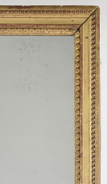 null Rectangular mirror with pearl frieze decoration. Glass in two parts.

Louis...