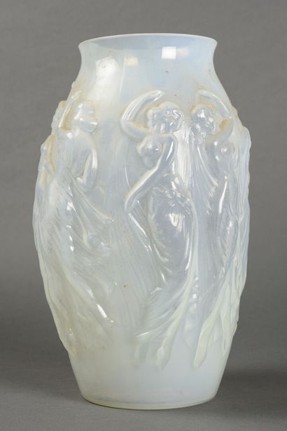 null Opalescent glass vase with muses in relief

Around 1910

H : 34.5 cm