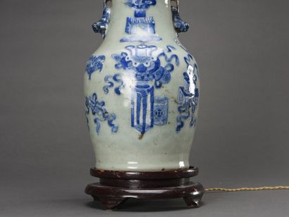 null CHINE, vase balustre en porcelaine bleue et blanche à décor d'instruments de...