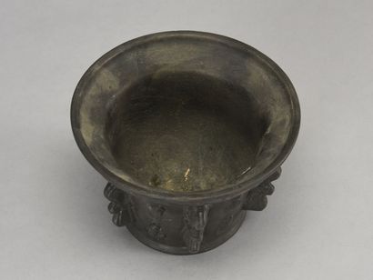 null Bronze mortar with wings

17th century

H : 11 cm