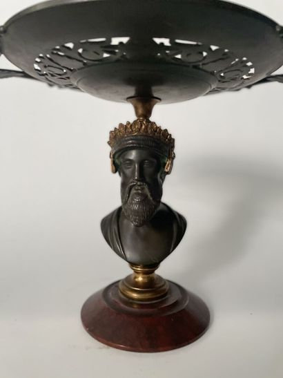 null Coupe en bronze patiné à décor d'un buste d'après le Jupiter Talleyrand

19ème...