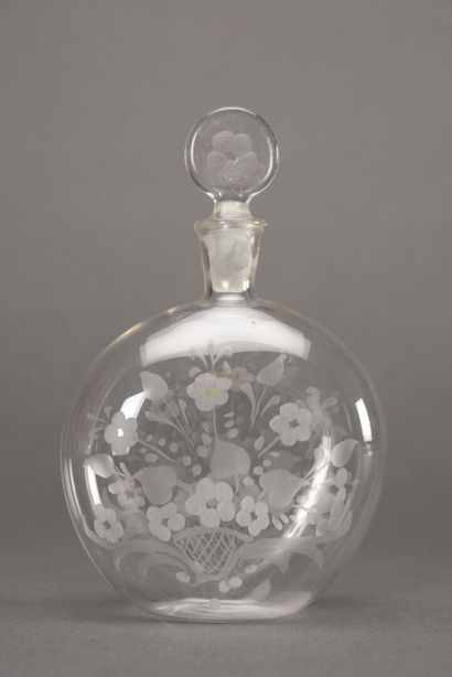 null Coupe et flacon en verre gravé à décor de fleurs

H flacon : 18 cm