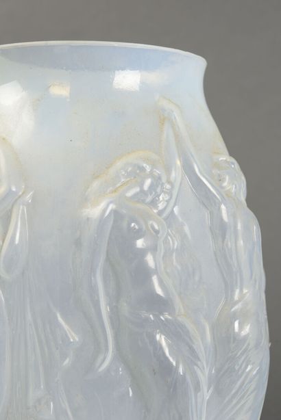 null Vase en verre opalescent moulé à décor de muses en relief

Vers 1910

H : 34.5...