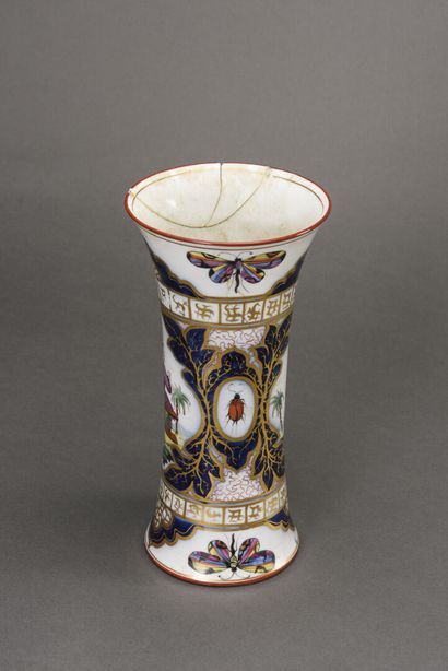 null BAYEUX Porcelain cone vase with Chinese decoration

19th century

H : 27 cm...