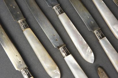 null Suite of eighteen dessert knives, silver blade, mother of pearl handle 

MO...