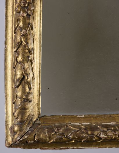 null A carved and gilded wooden mirror decorated with large laurel leaves

18th century.

66...
