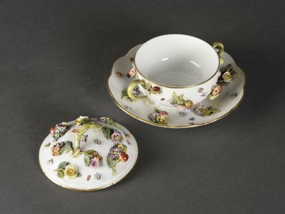 null MEISSEN

Candy box in porcelain

18th century

D plate : 19 - H sugar bowl :...