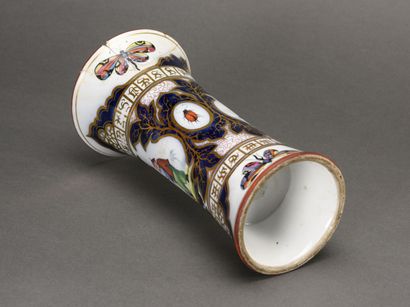 null BAYEUX Porcelain cone vase with Chinese decoration

19th century

H : 27 cm...