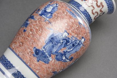 null CHINE, Vase balustre en porcelaine à décor de lettrés

République

H : 27 cm

Percé...