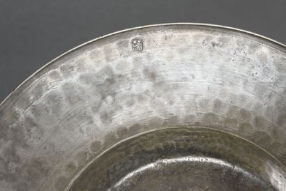 null Suite of four pewter dishes, some with arms

17th century

D : 28 to 37 cm