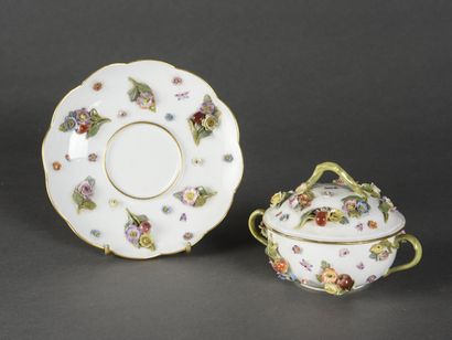 null MEISSEN

Candy box in porcelain

18th century

D plate : 19 - H sugar bowl :...