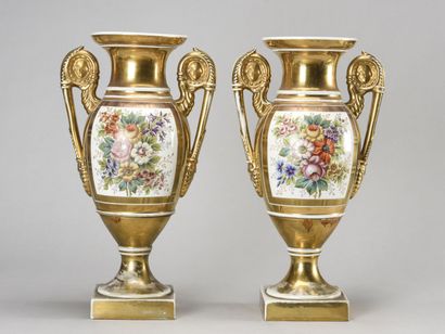 null PARIS, paire de vases fuseau, sur piédouche en porcelaine peinte et doré figurant...