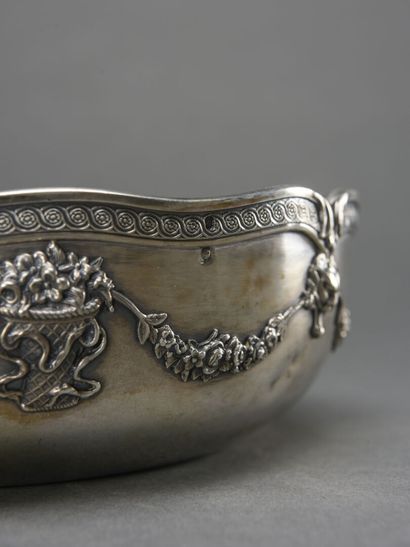 null Silver bowl underlined by a frieze of flowers held by clasps in relief

Minerva...