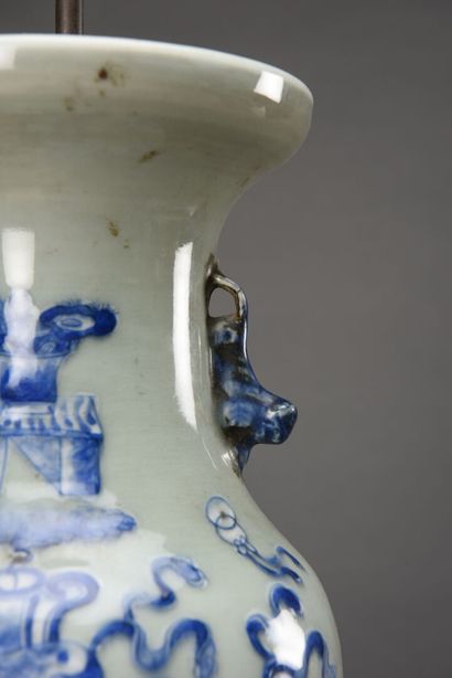 null CHINE, vase balustre en porcelaine bleue et blanche à décor d'instruments de...