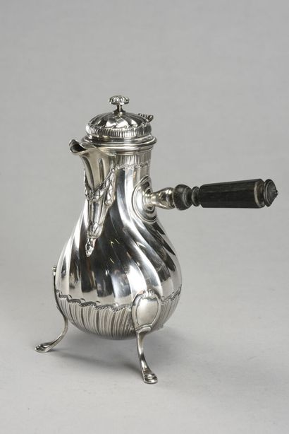 null Tripod jug with lateral handle in twisted silver. 

Minerve hallmark.

Weight...
