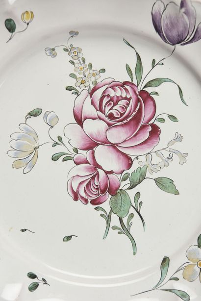 null STRASBOURG, Joseph HANNONG, assiette en faïence, aile polylobée à décor de roses,...